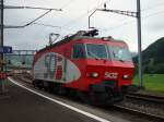 Die Re 446 016 f�hrt am 2.6.2007 bei Schwyz vorbei, ...