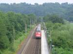 Eine 110 schiebt den Zusatz -RE 9 von K�ln nach Siegen ...