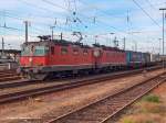 Re 4/4 II 11354 und eine Re 6/6 mit einem ...