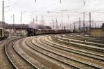 Ein langer Dampf-G�terzug, gezogen von einer 050er, verl�sst den Bahnhof ...