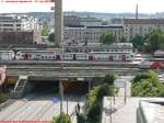 Die eben angekommene Sm4 Doppeleinheit 6326/6426 und dahinter 6305/6405 am ...