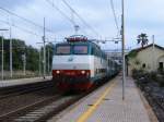 Ein IC mit E 444 bespannt rast mit circa 160km/h ...