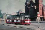 Ein Wagen der Linie 1 vor dem alten Bahnhof HH-Altona, ...