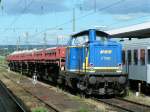 V1353 der MWB mit Abraumzug auf Gleis 4 in Passau ...
