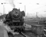 BR 03 03 1001 am 28.2.1966 abfahrbereit vor einem Eilzug in Richtung Warburg/Kassel (Hagen Hbf)