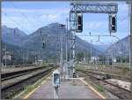 Ausfahrsignale Richtung Simplon (Schweiz) in Domodossola. Im Hintergrund zwei Re ...