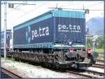Guterwagen 8-achsiger Huckepackwagen mit zwei italienischen Zugschlusssignalen in Domodossola. (23.06.2007)