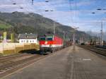 Sankt Johann im Pongau durcheilt am 20.10.2005 die 1144 262-9 ...