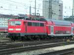 111 185-5 zieht einen Doppelstockwagen im Bereich des M�nchener Hbf. ...