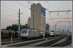 182 004 mit Containerzug bei der Durchfahrt durch Kalsdorf am ...