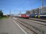 Re 460 085-4 Pilatus schiebt einen IC-Dosto am 24.6.07 neben ...