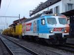 Die Re 446 017 wartet am fr�hen Morgen des 16.6.2007 ...