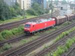 Am 21.07.2004 komt 185 044 mit einem G�terzug in Regensburg ...