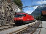 Die Re 460 033 leistet einem langem EW IV-Pendel Vorspann.Lalden ...