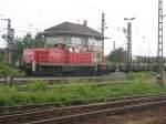 290 525-5 f�hrt mit ihrem G�terzug aus Richtung Cossebaude komment ...