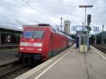 Br.101 049-5 zog am 27.06.07 einen IC. Hier im Bahnhof ...