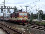 372 006-7 durcheilt mit ihrem EC nach Prag den Bahnhof ...