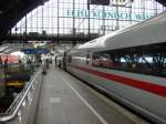 Fahrg�ste beim Einsteigen in den ICE/LH 786 nach Basel SBB ...