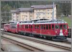 strecke-berninabahn-sm-ti ABe 4/4 44 und 54 mit der Abteilung BerninaExpress nach St.Moritz wartet in Pontresina auf den Abfahrbefehl. (08.05.2007)