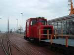 Sonstige K� 4 der Langeooger Inselbahn mit einem G�terzug auf dem Anleger, 18.6.07