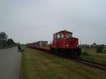 Sonstige Lok 3 der Langeooger Inselbahn unterwegs mit dem 'haupt' Zug, richtung Hafen, 20.6.07