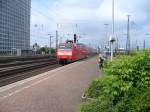 BR 146 mit Zugen Diese BR 146 kommt mit dem RE 1 'NRW-Express' aus Aachen in den Dortmunder Hauptbahnhof gefahren und f�hrt gleich weiter nach Hamm in Westfalen.