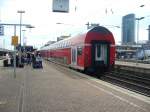 Doppelstock-Zwischenwagen Eigentlich sollte am Ende des RE 1 'NRW-Express' von Aachen nach Hamm in Westfalen ein Steuerwagen sich befinden, dieser fehlte bei diesem Zug jedoch.
