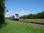 br-646-stadler-gtw-db An einer Einfahrt zu einem Zeltplatz in Koserow findet sich diese Fotostelle. Ein unbekannter UBB-646 strebt hier seinem Ziel Ahlbeck Grenze zu. Geht es nach dem Willen der UBB, sollen bald auch wieder �ber Karnin Z�ge auf die Insel Usedom rollen. Man darf gespannt sein.