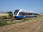 br-646-stadler-gtw-db Vom Festland kommend f�hrt am 22.07.2006 UBB 646 125 und ein weiterer Triebwagen in Richtung Zinnowitz. Er hat soeben den Haltepunkt Wolgaster F�hre verlassen. Noch bis Mitte der 90er Jahre endeten die Z�ge vom Festland kommend in Wolgast Hafen, dann ging es per pedes �ber die Br�cke auf die Insel, wo im damaligen Bahnhof Wolgaster F�hre der Zug in die Urlaubsgebiete bereit stand. Dieser Bahnhof ist zwsichenzeitlich zu einem Haltepunkt zur�ckgebaut und von den umfangreichen Gleisanlagen ist nichts mehr zu sehen. Die Entfernung zwischen beiden Bahnh�fen betrug �brigens runde 800m. F�r manch einen Sommerurlauber war dieser Fu�marsch sicher eine schwei�treibende Angelegenheit