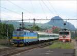 BR 363 W�hrend die 'Brille' 753 197 auf ihren n�chsten Einsatz wartet, f�hrt 363 126 mit dem 'VALDSTEJN (Wallenstein)'  R 691 Cheb (Eger) - Liberec (Reichenberg) in Bilina (Bilin) ein. Im Hintergrund ist der Boren (Borschen, 539 m) zu sehen 06.06.2006

