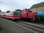 614 048 f�hrt an der in Amberg abgestellten 294 685 ...
