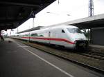 Ein ICE 2 f�hrt in Hamm (Westf) ein und koppelt ...