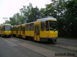 KT4DT 7086 der Berliner Verkehrsbetriebe (BVG) auf der Linie 18 ...