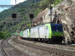 Zwei Re 485 ziehen am 16.6.2007 einen Hangartner-Zug bei Lalden ...