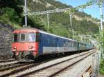 Der Steuerwagen des Extrazugs Brig-Bern gl�nzt in der abendlichen Walliser-Sonne ...