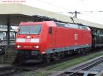 185 127 wartet in Basel Bad. Bahnhof vor einem Haltzeigenden  ...