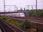 Ein ICE 1 donnert an der S-Bahn-Station Hamburg-Wilhelmsburg vorbei in ...