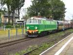 Eine Durchfahrende ET22 im Bahnhof Tarnowskie Gory mit Schweren Kohlewagen ...