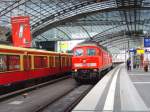 Die 234 467 bei einer Durchfahrt im Berliner Hauptbahnhof am ...