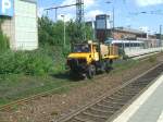 Ein Mercedes Unimog, beladen mit Flüssigkeitsbehälter
und Schläuchen rollt rückwärts durch ... Ein Mercedes Unimog, beladen mit Flüssigkeitsbehälter
und Schläuchen rollt rückwärts durch ...
