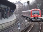 Eine S-Bahn von Hamburg bei der Ausfahrt aus dem Bahnhof ...