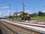 Zweiwegebagger beim Schienen ausziehen. 18.07.2007   ...