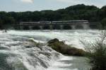 Thurbo S 33 nach Schaffhausen auf der Eisenbahnbr�cke am Rheinfall. ...