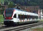 Ein Flirt (523) fährt in Richtung Luzern aus dem Bahnhof ... Ein Flirt (523) fährt in Richtung Luzern aus dem Bahnhof ...