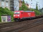 Br 185 275-5 f�hrt mit eienm G�terzug durch Hamburg Hbf ...