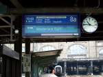Zugzielanzeiger in Hamburg Hbf. IC wartet auf seine Dieselpower (2x ...
