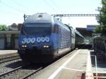 Eine Werbe Re 460 der SBB durchf�hrt Sch�nenwerd Richtung Aarau ...