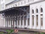 Der Bahnsteig 1 und das Bahnhofsgeb�ude in R�desheim am Rhein; ...
