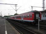 BR 115 steht mit verschiedenen Personenwagons und einem Autowaggon im ...