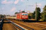 180 012-7 bei Einfahrt mit EC 63 in den Bahnhof ...
